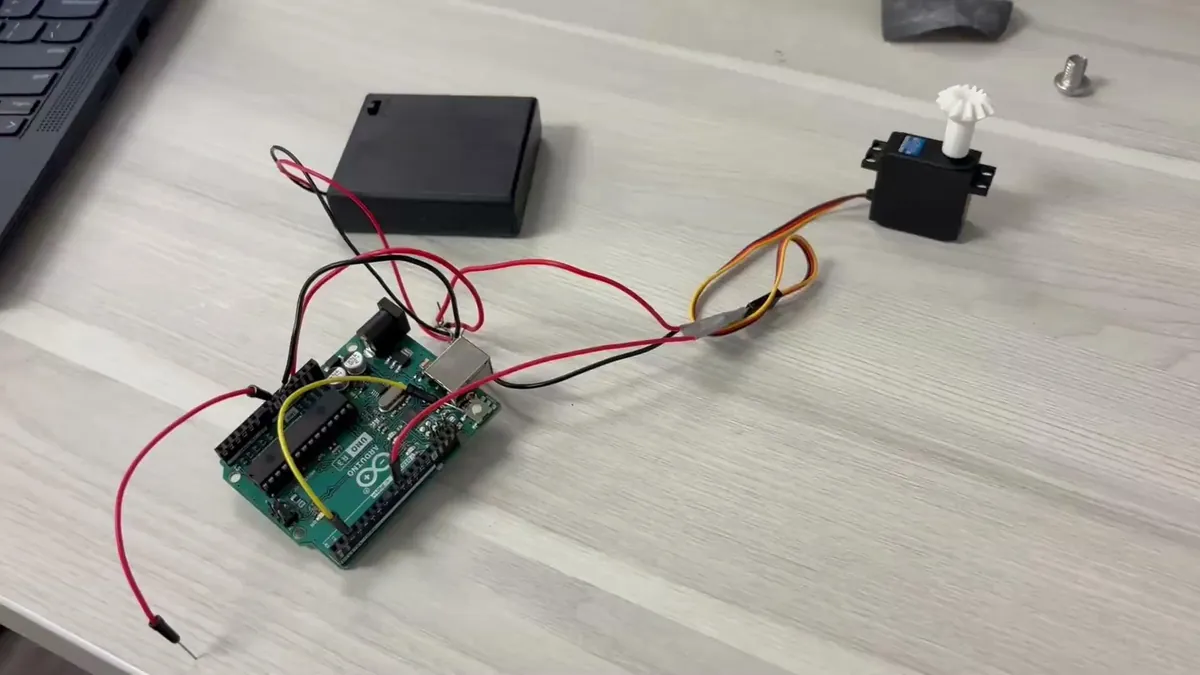 Arduino, battery pack and servo bench prototype